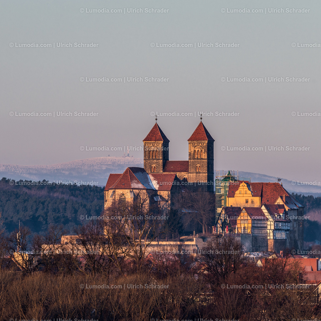 10049-6037 - Schlossberg Quedlinburg mit Brockenblick | Stockfoto und Bilderpool mit Bildmaterial aus Deutschland, dem Harz, Halberstadt, Quedlinburg, Wernigerode und weltweit. Qualitativ hochwertige und professionelle Fotos anschauen und kaufen. - Realisiert mit Pictrs.com