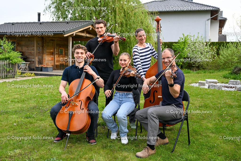 Ronald Ecker_ Prakt. Arzt Marchtrenk_ 07.05.2023-4 | 07.05.2023, Marchtrenk, AUT, Ronald Ecker, im Bild Ronald Ecker (Prakt. Arzt) mit Familie - Nikolaus (17), Thomas (19), Bettina (15), Veronika 43, Gattin)