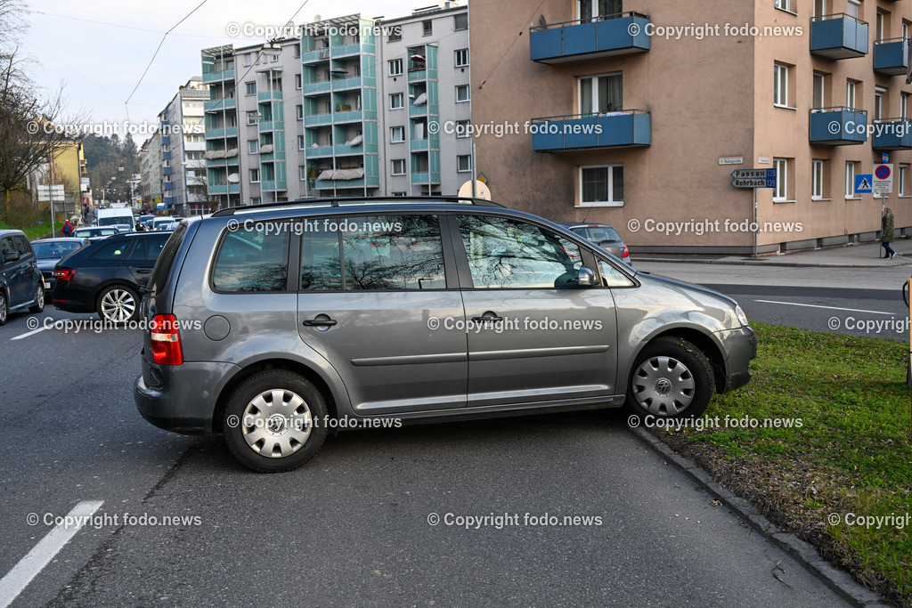  Klimagegner Linz Waldeggstrasse_ Klimakleber_ 20.03.2023-16 | 20.03.2023, Linz, AUT, Klimagegner Linz Klimakleber, im Bild Klimagegner kleben auf der Strasse, Linz Waldeggstrasse, Polizei, Verkehr, Zebrastreifen, Fussgaengeruebergang, Transparent, Demo, Klimawandel