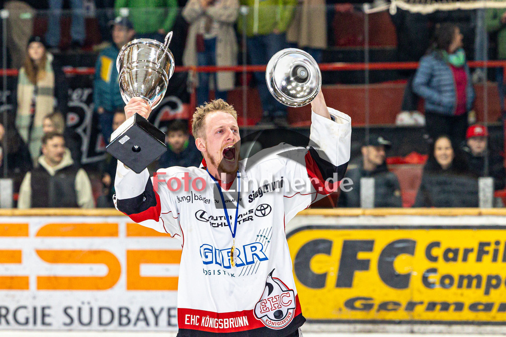 Spiel 3 Finale TSV Peißenberg Miners vs EHC Königsbrunn | Eishockey Bayernliga Playoffs 2023/2024, Spiel 3 Finale TSV Peißenberg Miners vs EHC Königsbrunn, 20240328,
Bayerischer Meister 2024 Peter BRÜCKNER (EHC 33) Jubelt mit Pokal,
2024-03-28 in Peißenberg (Eisstadion)
33 Peter BRÜCKNER (EHC 33)
Copyright: WolfgangxLindner foto-lindner.de