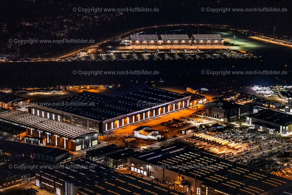 Hamburg_Finkenwerder_Airbus_Nachtaufnahme_ELS_5714060325 | HAMBURG 06.03.2025 Nacht- Lichter und Beleuchtung Airbus Produktionsgelände und Werksflughafen Finkenwerder in Hamburg. Auf dem ehemaligen Gelände der Hamburger Flugzeugbau - am Elbeufer auf der Halbinsel Finkenwerder -  befindet sich ein Airbus-Werk mit eigenem Werksflughafen. Weiterführende Informationen bei: Airbus SE. // Night lighting airbus works and airport of Finkenwerder in Hamburg in Germany. The former Hamburger Flugzeugbau works  - on the Finkenwerder Peninsula on the riverbank of the Elbe - include an Airbus production site with an airplane. Several Airbus planes and models are being constructed here. Further information at: Airbus SE. Foto: Martin Elsen