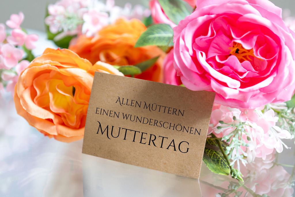 Allen Müttern einen wunderschönen Muttertag | Liebevoller Muttertagsgruß auf einer Karte, umgeben von Blumen (mit hinzugefügtem Text ALLEN MÜTTERN EINEN WUNDERSCHÖNEN MUTTERTAG) - Realisiert mit Pictrs.com