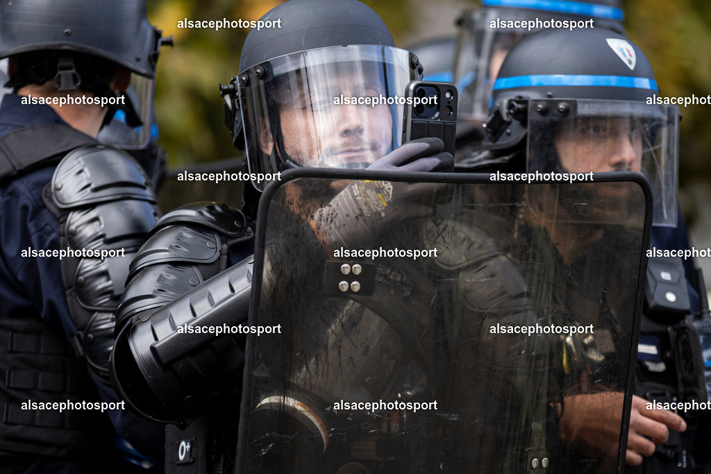 _B7A6424 | Strasbourg, France, 24 octobre 2026. Des manifestants affrontent les forces de l’ordre lors d’une mobilisation dans le centre-ville de Strasbourg. Des policiers interviennent pour disperser des groupes de manifestants, tandis que des gaz lacrymogènes sont utilisés. Des affrontements, des jets de projectiles et des dégradations sont observés dans plusieurs rues. Des barricades et des véhicules en feu témoignent de la tension qui règne en marge de la mobilisation. - Realisiert mit Pictrs.com