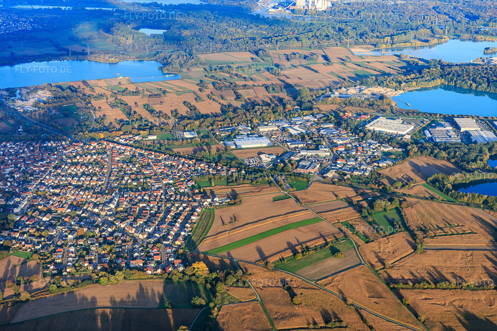 Luftbild: Ortsansicht von Westen in Hagenbach im Bundesland Rheinland-Pfalz in Deutschland. Foto: IMG_150197.jpg vom 11.10.2025 durch Werner Riehm/FLY-FOTO.de
