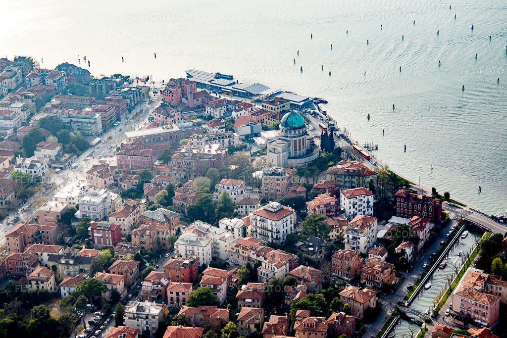 Aerial view: View of the town in San Nicolò di Lido in the state Veneto, Italy. – Photo: IMG_087515.jpg taken on 04/06/2016 by Werner Riehm/FLY-FOTO.com – Resolution of the original: 5472 x 3648 px