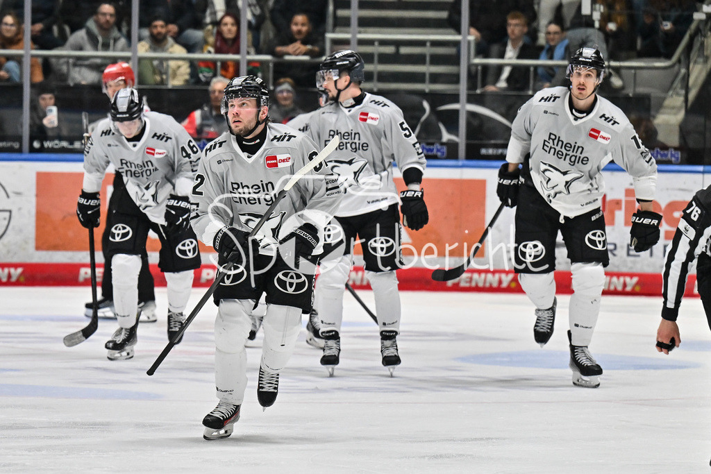 Augsburger Panther - Kölner Haie | Jubel der Haie nach dem Anschlusstreffer zum 1-3 durch Parker TUOMIE (Koelner Haie #62) / Treffer / Tor / Torschuetze / Freude / Happy / DEL: Augsburger Panther - Koelner Haie, Curt Frenzel Stadion am 02.03.2025