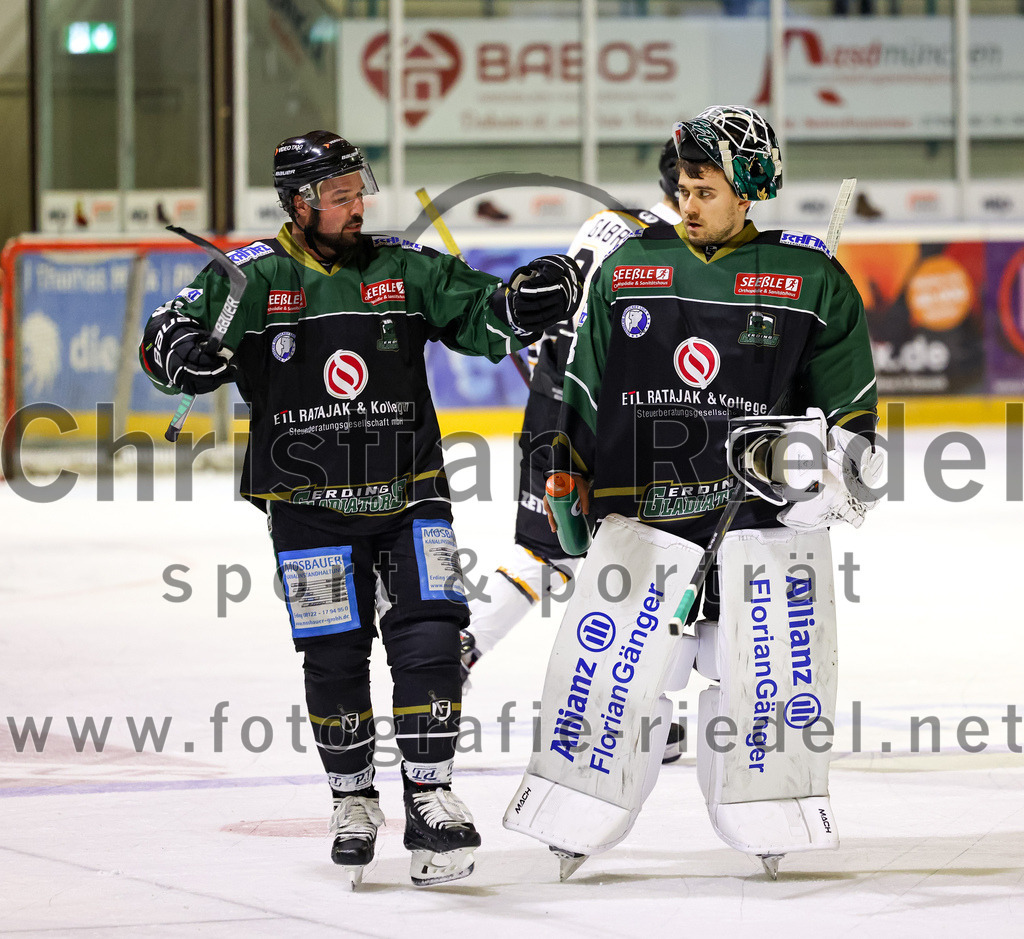 2022-09-23_124_TSV_Erding_gegen_EV_Fuessen | Erding, Deutschland, 23.09.2022:
Eishockey, Bayernliga 2022 / 2023, Testspiel, TSV Erding gegen EV Füssen, Endergebnis: 1:3

Rudolf Lorenz (Erding Gladiators, #91), Torwart Thomas Hingel (Erding Gladiators, #33)

Foto: Christian Riedel / fotografie-riedel.net