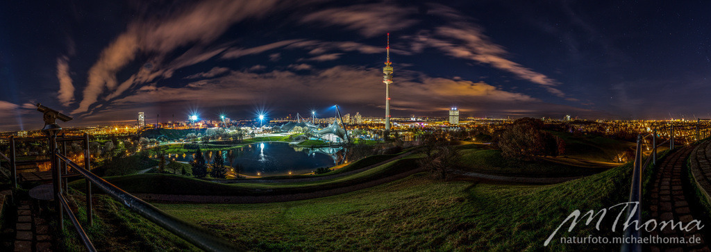 Olympiagelände München bei Nacht | Dies ist der Online-Shop von naturfoto.michaelthoma.de. Ich bin leidenschaftlicher Naturfotograf und fotografiere von der Andromedagalaxie bis zum Zwergtaucher, von der Ameise bis zum Orionnebel alles was mit Natur zu tun hat. Hier kann eine Auswahl meine - Realisiert mit Pictrs.com
