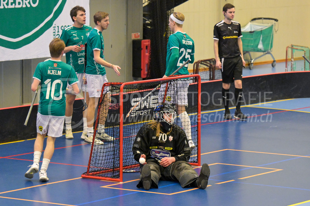 Lillan IBK vs Strängnäs IBK - 17. März 2024 | Lillan IBK vs Strängnäs IBK
Idrottshuset Örebro, Arenahallen, Örebro
Isak Palmen (#9 Lillan IBK) scores against Wiktor Åkerstedt (#70 Strängnäs IBK) and celebtrates with Isac Hjelm (#10 Lillan IBK), Marcus Bofeldt (#7 Lillan IBK) and Aron Ohlsson (#25 Lillan IBK).
Bild: Sportfotografie Markus Aeschimann | www.markus-aeschimann.ch - Realisiert mit Pictrs.com