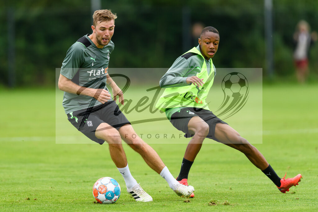 TRABMG20210719_100 | Fussball, Herren: Christoph Kramer (Borussia Moenchengladbach) und Yvandro Borges Sanches (Borussia Moenchengladbach) im Zweikampf beim Training von Borussia Moenchengladbach waehrend des Trainingslagers auf dem Trainingsplatz am Hotel Klosterpforte am 19.07.2021 in Harsewinkel, Deutschland. - Realisiert mit Pictrs.com