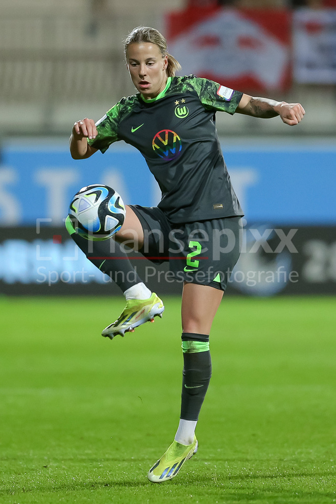 Fussball, Google Pixel Frauen-Bundesliga, VfL Wolfsburg - RB Leipzig | v.li.: Lynn Wilms (VfL Wolfsburg, 2) am Ball, Freisteller, Einzelbild, Ganzkörper, Aktion, Action, Spielszene, DIE DFB-RICHTLINIEN UNTERSAGEN JEGLICHE NUTZUNG VON FOTOS ALS SEQUENZBILDER UND/ODER VIDEOÄHNLICHE FOTOSTRECKEN. DFB REGULATIONS PROHIBIT ANY USE OF PHOTOGRAPHS AS IMAGE SEQUENCES AND/OR QUASI-VIDEO.