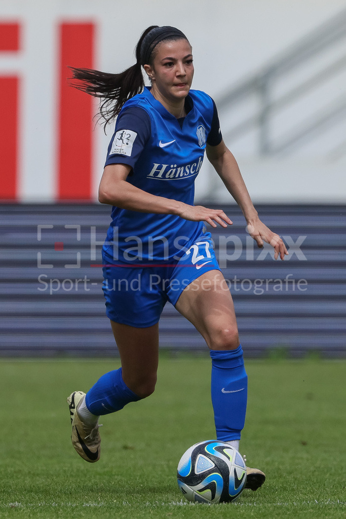 Fussball, 2. Frauen-Bundesliga, SV Meppen - VfL Wolfsburg II | v.li.: Vildan Kardesler (SV Meppen, 27) am Ball, Freisteller, Einzelbild, Ganzkörper, Aktion, Action, Spielszene, DIE DFB-RICHTLINIEN UNTERSAGEN JEGLICHE NUTZUNG VON FOTOS ALS SEQUENZBILDER UND/ODER VIDEOÄHNLICHE FOTOSTRECKEN. DFB REGULATIONS PROHIBIT ANY USE OF PHOTOGRAPHS AS IMAGE SEQUENCES AND/OR QUASI-VIDEO.