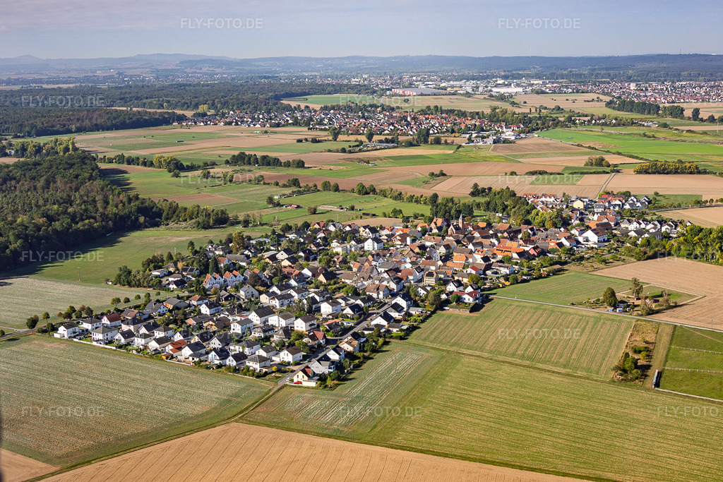 Luftbild: Ortsansicht von Nordosten im Ortsteil Harpertshausen in Babenhausen im Bundesland Hessen in Deutschland. – Foto: IMG_159106.jpg vom 22.09.2026 durch Werner Riehm/FLY-FOTO.de – Auflösung des Originals: 5396 x 3597 px