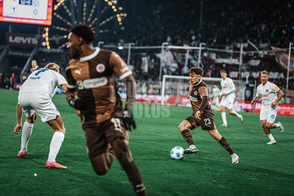 Fußball | Männer | Saison 2024/2025  | Fußball-Bundesliga | 12. Spieltag | FC St. Pauli vs. Holstein Kiel | 29.11.2024 | Philipp Treu (#23, FC St. Pauli) am Ball