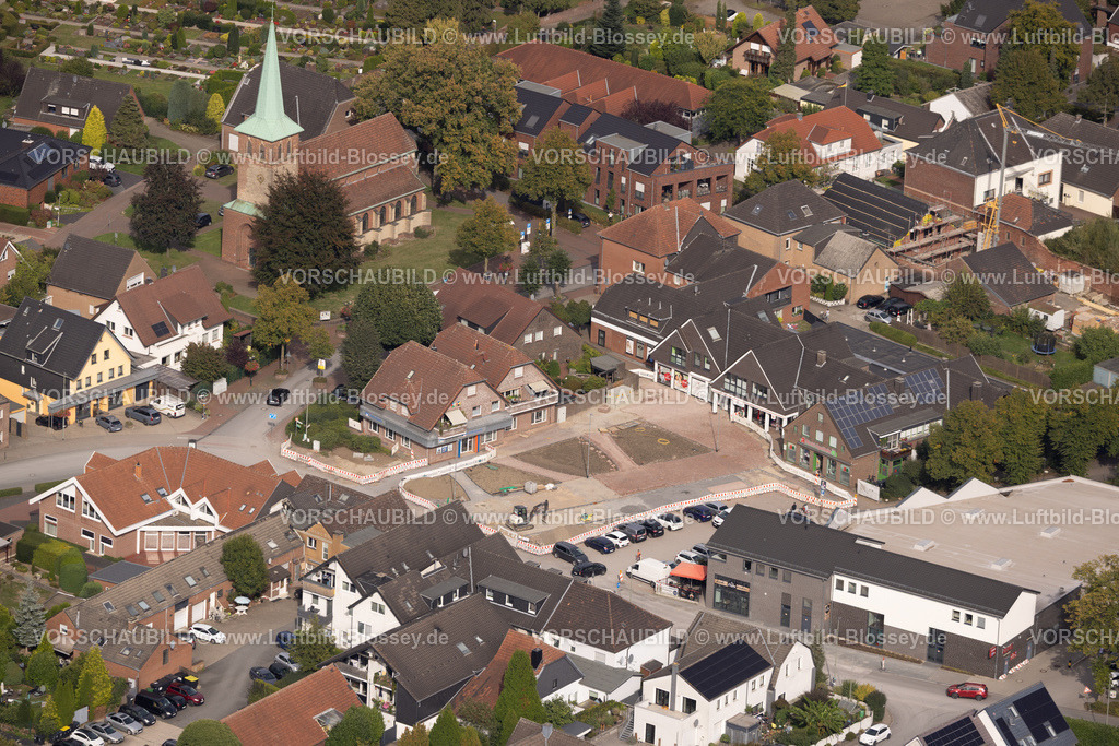 Huenxe250904480 | Luftbild, Baustelle und Umbau Am Marktplatz, Dorfkirche Hünxe, Ruhrgebiet, Nordrhein-Westfalen, Deutschland