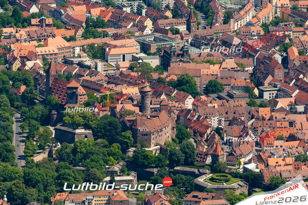 Aktuelles Luftbild von kaiserburg nuernberg - Die Luftaufnahme wurde 2020 mittels UL-Flugzeug erstellt ( keine Drohne ) - hochauflösende Kamera-Systeme von  Canon -Beste Qualität - Für grossformatige Ausdrucke geeignet. Die Geschenkidee !