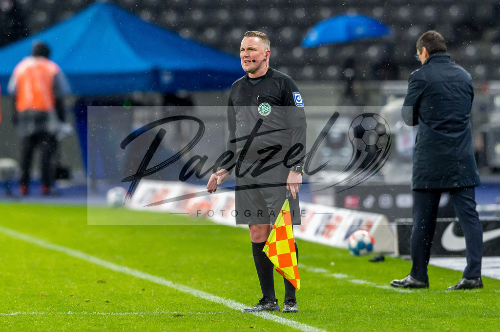 BSCRBL20220220_172 | Fussball, Herren: Schiedsrichterassistent Sascha Thielert schaut bei dem Spiel der 1. Bundesliga zwischen Hertha BSC und RB Leipzig im Olypiastadion am 20.02.2022 in Berlin, Deutschland.DFB / DFL REGULATIONS PROHIBIT ANY USE OF PHOTOGRAPHS AS IMAGE SEQUENCES AND/OR QUASI-VIDEO. - Realisiert mit Pictrs.com