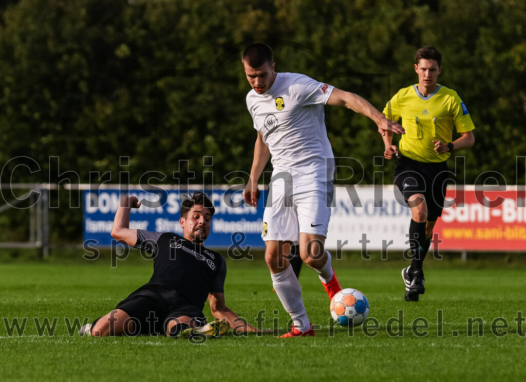 2023-08-08_042_FC_Moosinning_gegen_FC_Langengeisling | Moosinning, Deutschland, 08.08.2023:
Fußball, Bezirksliga Oberbayern Ost 2023 / 2024, 3. Spieltag, FC Moosinning gegen FC Langengeisling, Endergebnis: 0:4

Maximilian Maier (FC Langengeisling, #10), Fabian Ulitzka (FC Moosinning, #23)

Foto: Christian Riedel / fotografie-riedel.net
