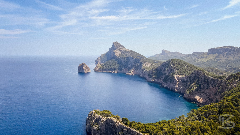 Spektakulärer Blick auf die Felseninsel Es Colomer am Cap de Formentor, Mallorca | Panoramablick von der Steilküste am Cap de Formentor auf die markante Felseninsel Es Colomer im tiefblauen Mittelmeer unter leicht bewölktem Himmel auf Mallorca. - Realisiert mit Pictrs.com
