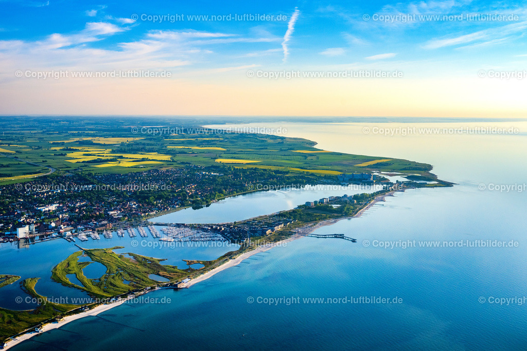 Heiligenhafen_ELS_9103030622 | HEILIGENHAFEN 03.06.2022 Ortsansicht der Straßen und Häuser Ferienanlage StranResort Seebrücke Heiligenhafen an der Ostsee- Küste im Bundesland Schleswig-Holstein. // City view of the streets and houses Ferienanlage StranResort pier Heiligenhafen on the Baltic Sea coast in the state of Schleswig-Holstein. Foto: Martin Elsen