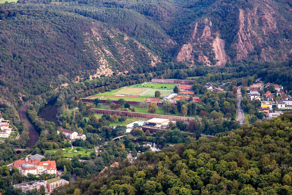 Luftbild: Stadion Salinental und Salinental Bad Kreuznach - Freiluftinhalaltorium in Bad Kreuznach im Bundesland Rheinland-Pfalz in Deutschland.Foto: IMG_138281.jpg vom 03.09.2023 durch Werner Riehm/FLY-FOTO.deAuflösung des Originals: 5472 x 3648 pxTouristische Angebote in Bad Kreuznach und Bad Münster am Stein-Ebernburg