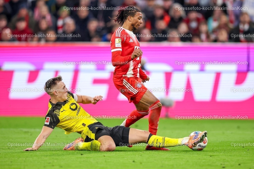 FCB18102501183 | 18.10.2025, Fußball, FC Bayern München - Borussia Dortmund, 1. Fußball Bundesliga, 7. Spieltag, Allianz Arena, Saison 2025 2026: Nico Schlotterbeck (BVB #04) trennt im Zweikampf gegen  Carney Chukwuemeka (BVB #17)  vom BallDFB regulations prohibit any use of photographs as image sequences and or quasi-video.