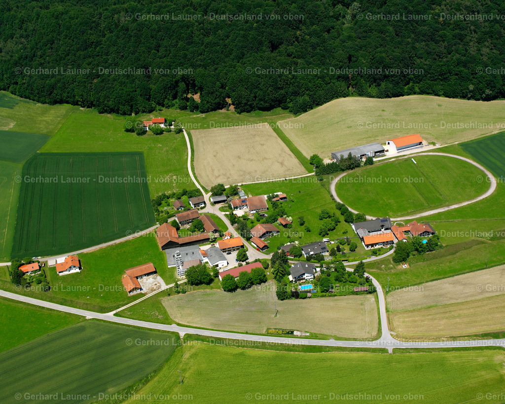 2600632 | NIEDERPERACH 09.06.2006 Landwirtschaftliche Nutzflächen und Feldgrenzen  umsäumen das Siedlungsgebiet des Dorfes in Niederperach im Bundesland Bayern, Deutschland // Agricultural land and field boundaries surround the settlement area of the village  in Niederperach in the state Bavaria, Germany Foto: Gerhard Launer