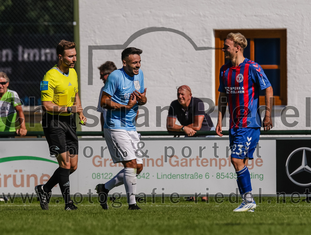 2023-09-16_110_FC_Langengeisling_gegen_TSV_Dorfen | Erding, Deutschland, 16.09.2023:
Fußball, Bezirksliga Oberbayern Ost 2023 / 2024, 9. Spieltag, FC Langengeisling gegen TSV Dorfen, Endergebnis: 3:1

Schiedsrichter Raffael Dauner, Maximilian Hintermaier (FC Langengeisling, #13), Alexander Heilmeier (TSV Dorfen, #23)

Foto: Christian Riedel / fotografie-riedel.net
