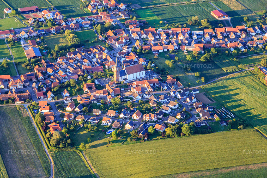 Vue aérienne: Vue d'ensemble du village depuis le sud-ouest à Schleithal dans le département Bas Rhin, France – .Photo: IMG_115543.jpg prise le 16/06/2019 par Werner Riehm/FLY-FOTO.eu – Résolution de l'original: 5212 x 3474 px
