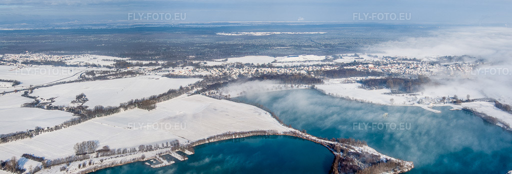 Vue aérienne: Vue panoramique : paysage hivernal enneigé derrière des gravières à le quartier Neulauterburg in Lauterbourg dans le département Bas Rhin, France. Photo: IMG_36157-Bearbeitet.jpg prise le 02/01/2011 par Werner Riehm/FLY-FOTO.eu – Résolution de l'original: 8560 x 2920 px