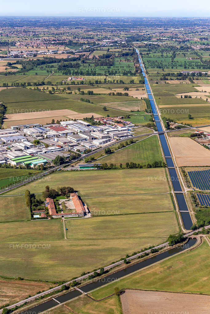 Aerial view: Canale Vacchelli in the district Santo Stefano in Vairano in Crema in the state Cremona, Italy.Photo: IMG_134423.jpg taken on 09/18/2022 by Werner Riehm/FLY-FOTO.comResolution of the original: 3648 x 5472 px