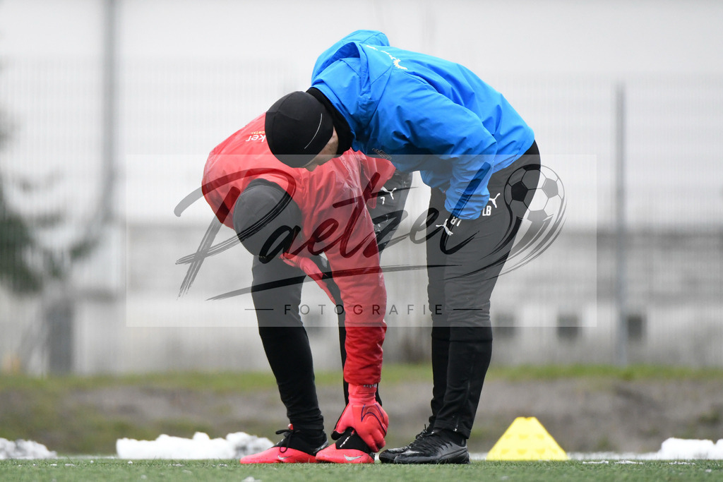 20200226_TRAOSN_0066 | Fussball, Herren: Torhueter Nils Koerber (VfL Osnabrueck) und Physiotherapeut Lennart Bartling (VfL Osnabrueck) schauen waehrend der Trainingseinheit des VfL Osnabrueck im Sportpark Illoshoehe am 26.02.2020 in Osnabrueck, Deutschland. - Realisiert mit Pictrs.com