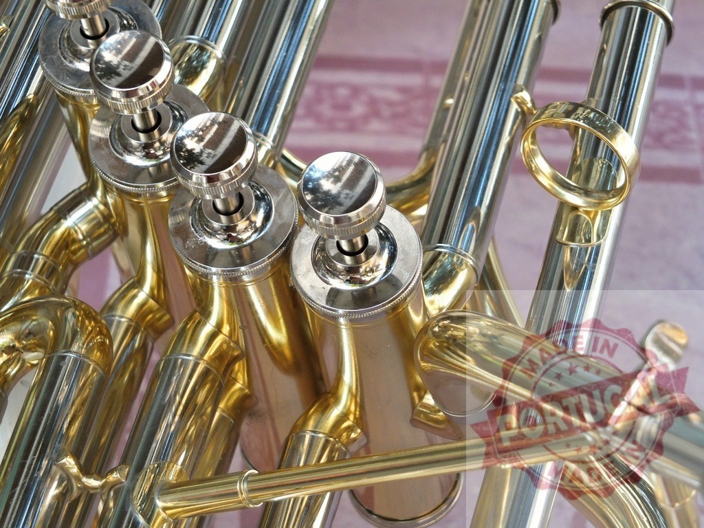Valves and tubing of a shiny brass instrument creating a beautiful abstract composition | Close-up view of the valves and tubing of a polished brass instrument, highlighting its intricate design and craftsmanship - Realisiert mit Pictrs.com