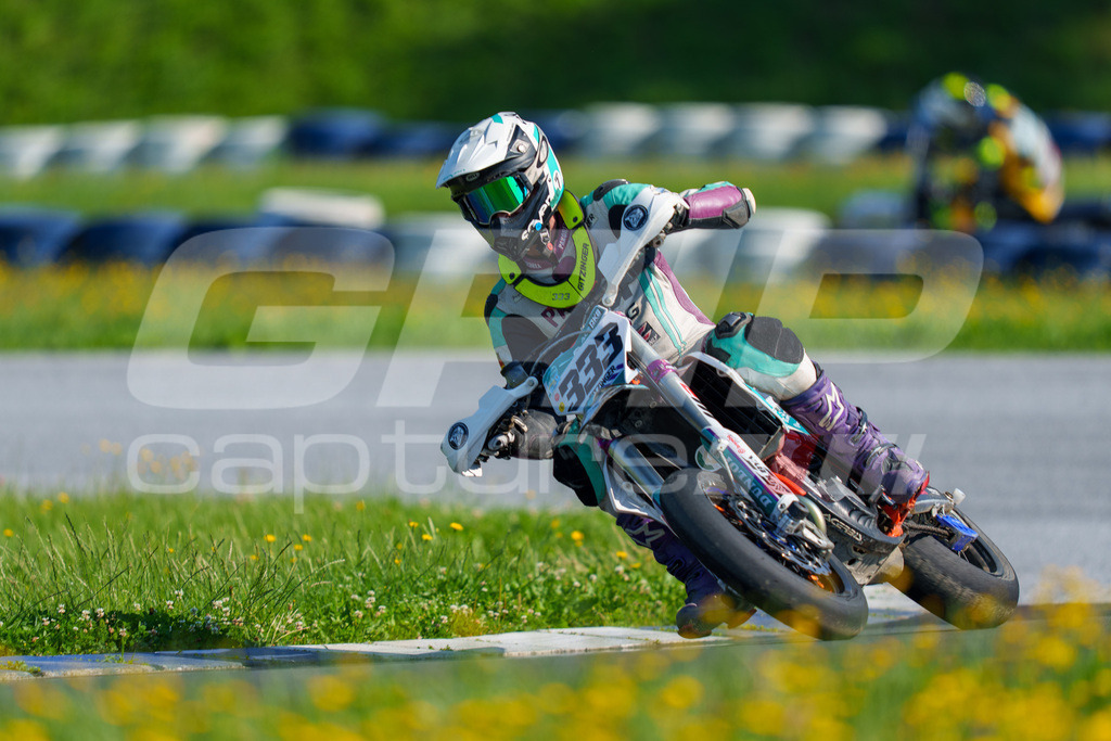 SuperMoto_Staatsmeisterschaft_Greinbach_128 | GRIPcapture steht für authentische Sportfotografie in Österreich – für Momente, die mehr sind als Geschwindigkeit oder Ergebnis. Es geht um Emotion, Spannung, Fokus und den Augenblick, der oft nur einen Wimpernschlag dauert.Ob Motorsport, Teamsport oder 