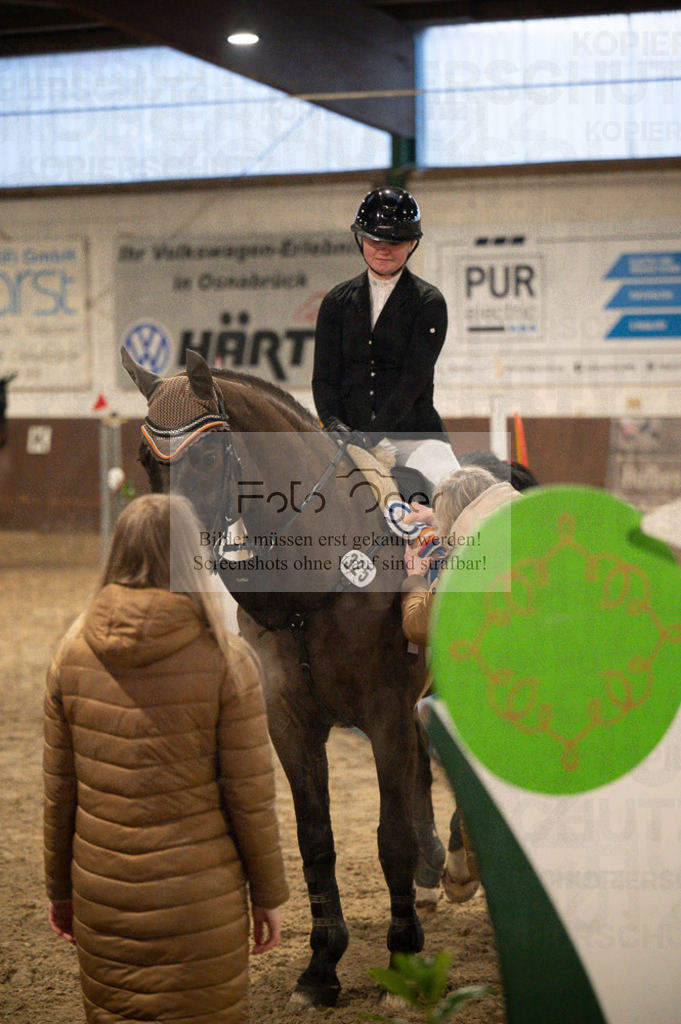 Hallenreittunier Voxtrup 2023 | Entdecke hochwertige Reitturnierfotos von Foto Oger. Professionell, emotional und authentisch – jetzt Lieblingsmomente im Shop bestellen.Deutschlandweite Turnierfotografie. - Realisiert mit Pictrs.com