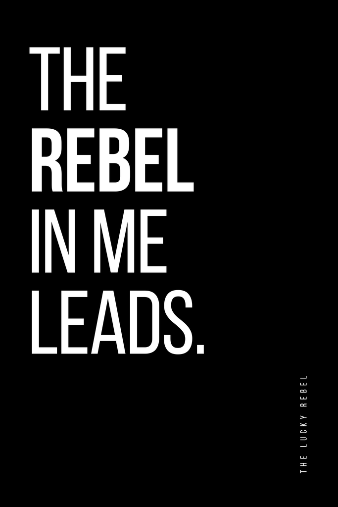 Poster: THE LUCKY REBEL – STATEMENTS – The Rebel In Me Leads | Schwarz-Weiß Poster mit dem Statement „The Rebel In Me Leads“ in klarer Typografie, linksbündig gestaltet mit vertikalem „The Lucky Rebel“. - Realisiert mit Pictrs.com