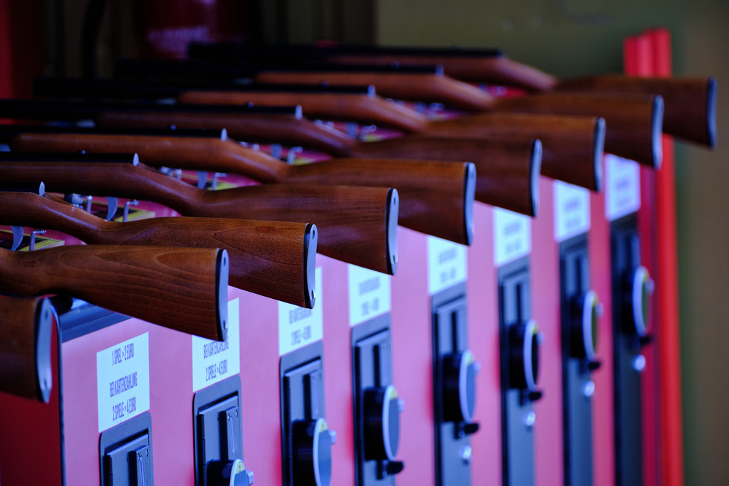 Impressionen aus dem Pratergelände | Wien, Austria - September 29, 2025: Impressionen aus dem Pratergelände., Automaten mit Gewehre einer Schiessbude. - Realisiert mit Pictrs.com