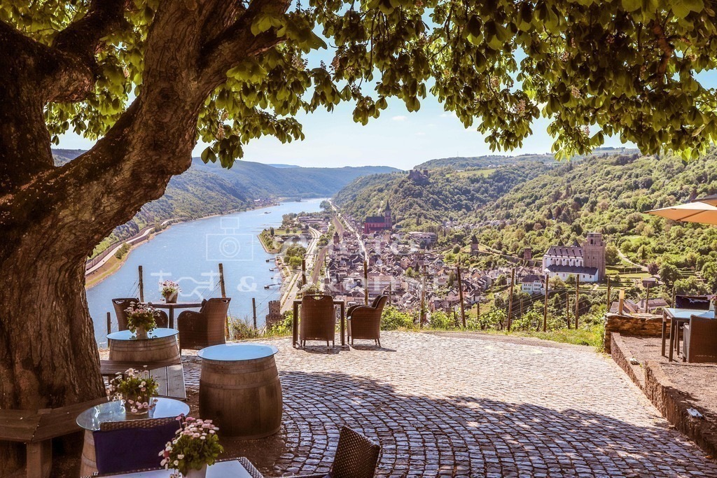 Oberwesel-7477 | Ausblick vom Günderrodeshaus auf Oberwesel und den Mittelrhein. Das Günderrodehaus ist ein Filmhaus aus der Filmserie Heimat von Edgar Reitz. Es behrbergt ein Restaurant mit schönem Biergarten. - Realisiert mit Pictrs.com