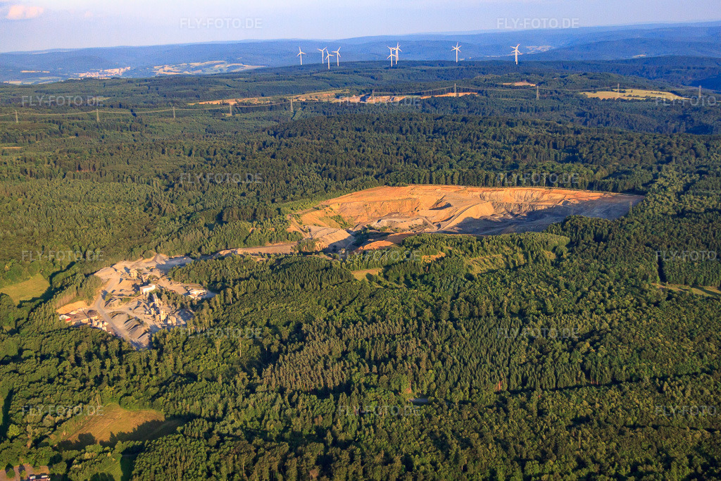 Luftbild: Steinbruch der Vogelsberger Basaltwerk GmbH & Co. Kommanditgesellschaft im Ortsteil Rinderbügen in Büdingen im Bundesland Hessen in Deutschland. – Foto: IMG_68639.jpg vom 21.06.2014 durch Werner Riehm/FLY-FOTO.de – Auflösung des Originals: 4752 x 3168 px – Vogelsberger Basaltwerk Büdingen: Basaltprodukte von hoher Qualität