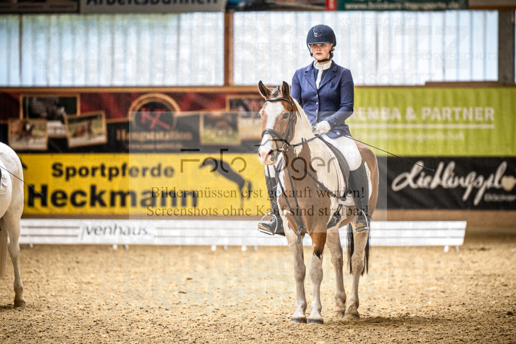 DOS_2337 | Entdecke hochwertige Reitturnierfotos von Foto Oger. Professionell, emotional und authentisch – jetzt Lieblingsmomente im Shop bestellen.Deutschlandweite Turnierfotografie. - Realisiert mit Pictrs.com