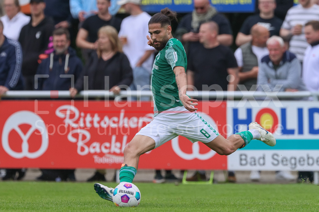 Fussball, Relegation Regionalliga Nord, SV Werder Bremen II - Holstein Kiel II | v.li.: Mikail Polat (SV Werder Bremen II, 8) am Ball, Freisteller, Einzelbild, Ganzkörper, Aktion, Action, Spielszene