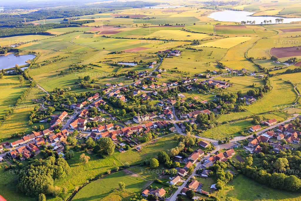 Luftbild: Ortsansicht aus Norden in Vibersviller im Bundesland Moselle in Frankreich. – Foto: IMG_107391.jpg vom 19.05.2018 durch Werner Riehm/FLY-FOTO.de – Auflösung des Originals: 5472 x 3648 px