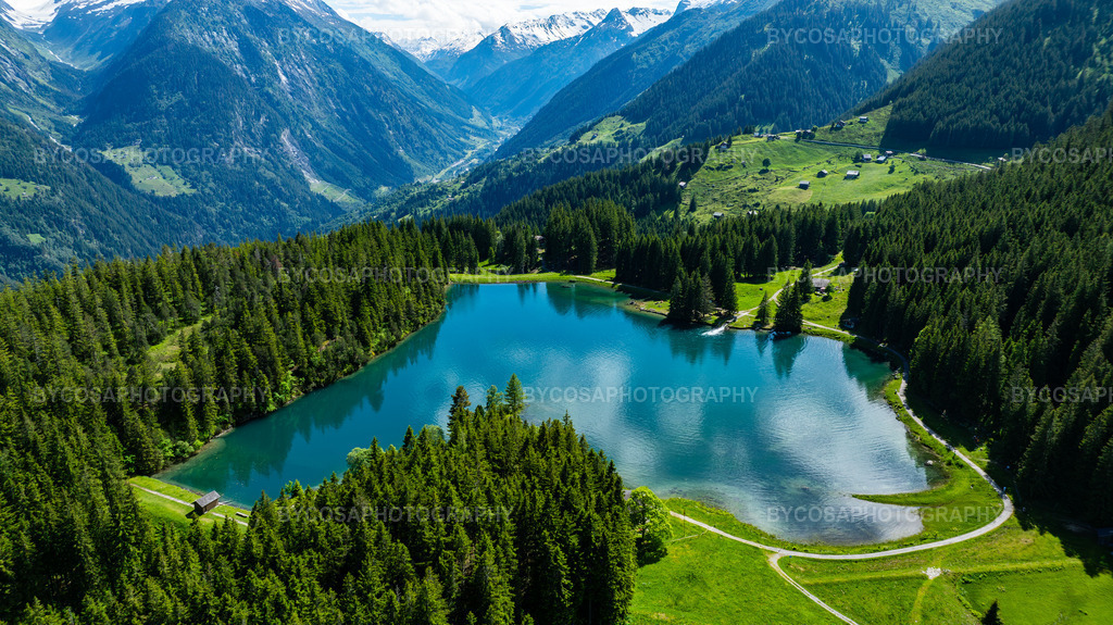 Arnisee _ The Alpine Emerald | Ein atemberaubendes Luftbild des Arnisees, einem der schönsten Alpenseen der Schweiz. Kristallklares, türkisfarbenes Wasser, umgeben von üppigen Wäldern und imposanten Berggipfeln, ergibt eine Szenerie wie aus dem Bilderbuch – ein perfektes Postkartenmotiv aus dem Schweizer Paradies.Dieser FineArt-Druck bringt Ruhe, natürliche Harmonie und eine unglaubliche Farbtiefe in jeden Raum – ideal für Naturliebhaber und moderne Interieurs. - Realisiert mit Pictrs.com