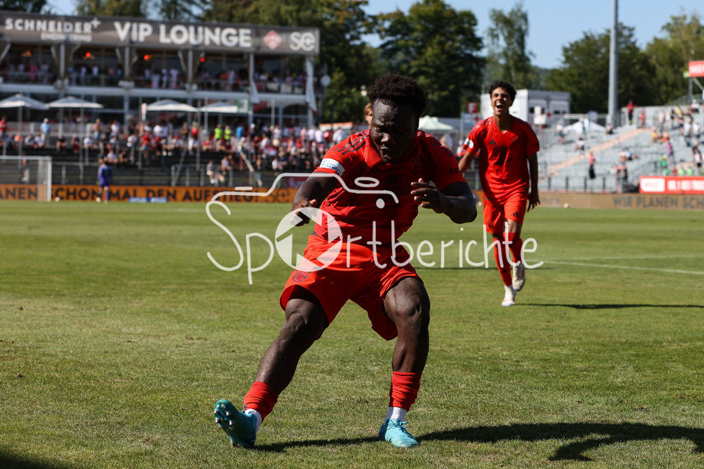 FC Würzburger Kickers - FC Bayern Amateure | Jubel nach dem Treffer zum 1-2 durch Nestory IRANKUNDA (FC Bayern München II #7) / Freude / Happy / Flick Flack / Salto / Regionalliga Bayern: FC Würzburger Kickers - FC Bayern München II, AKON Arena am 24.08.2024