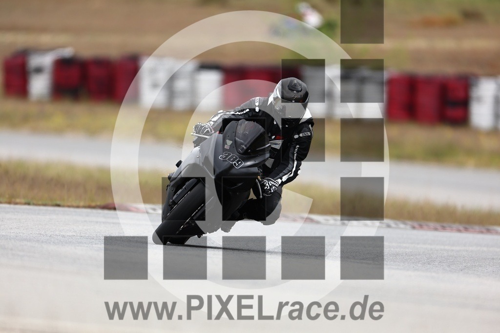 0389-20240504_01350 | Schöne Erinnerungen an spannende Momente - das festzuhalten ist unser Job. PIXELrace.de ist seit 2003 auf den Rennstrecken Europas unterwegs um die Action draußen beim Fahren und die wunderbare Stimmung imm Fahrerlager für euch einzufangen.