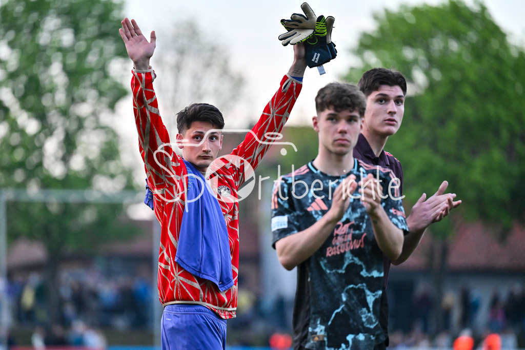 TSV Aubstadt - FC Bayern Amateure | mit haengenden Koepfen verabschieden sich die Spieler des FC Bayern bei den mitgereisten Fans / Hannes HEILMAIR (FC Bayern München II #18) / Regionalliga Bayern: TSV Aubstadt - FC Bayern Muenchen II, NGN-Arena am 23.04.2025