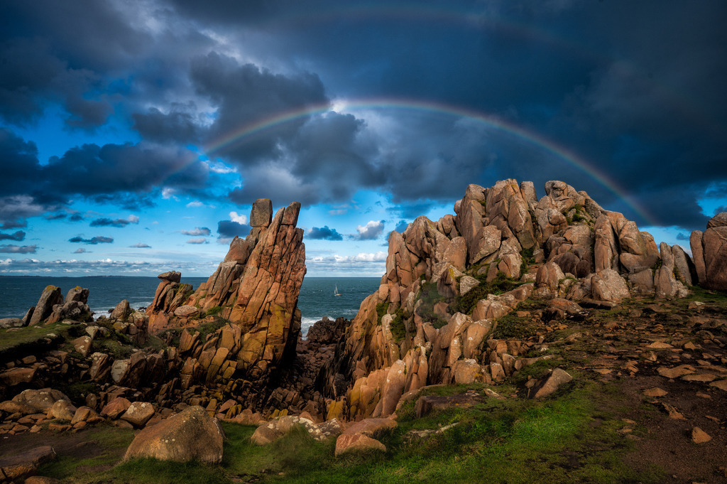 Pointe du Diben | Die Nordküste der Bretagne ist reich an beeindruckenden Stein- und Felsformationen. Diese an der Pointe du Diben gefällt mir besonders gut. Vor der Weiterreise am Morgen bin ich nochmal hingefahren, weil die Stimmung und das Wetter vielversprechend waren. Nach einigem herumklettern und suchen von schönen Perspektiven war ich schon auf dem Rückweg, als sich plötzlich dieser Regenbogen zeigte. Da kam Hektik auf, einerseits weil ich nicht darauf gefasst war und andererseits weil es zu regnen begann und sich Regentropfen auf der Linse sammelten. In der Hektik fand ich auch kein geeignetes Wischtuch und versuchte mich mit den Kleidern zu behelfen. Es war zum Verzweifeln. Mit dem Ergebnis bin ich aber nun doch recht zufrieden.

Das Bild 1/5 ist für die Ausstellung im Herbst  2022 reserviert und erst dann verkäuflich.
-----------------------------------------------------------------
The north coast of Brittany is rich in impressive stone and rock formations. I particularly like this one at the Pointe du Diben. Before continuing my journey in the morning, I went there again because the mood and the weather were promising. After some climbing around and looking for nice perspectives, I was already on my way back when suddenly this rainbow appeared. There was a rush, on the one hand because I wasn't prepared for it and on the other hand because it started to rain and raindrops collected on the lens. In the rush, I couldn't find a suitable cloth and tried to get by with my clothes. It was exasperating. But now I'm quite satisfied with the result.

The picture 1/5 is reserved for the exhibition in autumn 2022 and is only then available for sale.
-----------------------------------------------------------------
Dieser Druck ist in einer limitierten Auflage von 5 Exemplaren erhältlich. 
This print is available in a limited edition of 5 copies. 
http://art.hess.photography/129-pointe-du-diben.html - Realisiert mit Pictrs.com