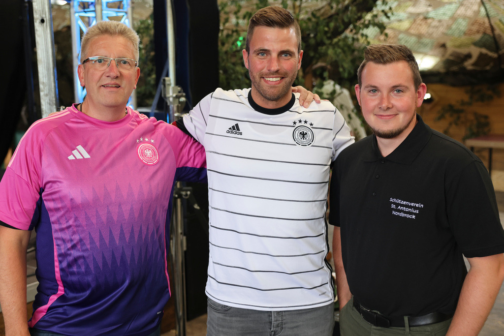 top-top.de 20240705-127 | Foto, Video, Fotografie, Videografie, Fotobox, DJ, Discjockey, Musik, Musikbox, Veranstaltung, Photobooth, Amazon, Ebay, Buchtipp, Bestseller, Autor, Verlag, Buch, Wesel, Hamminkeln, NRW, Dinslaken, Rees, Drohne, Hochzeit, Party, Fotobox, Wesel, Fotograf