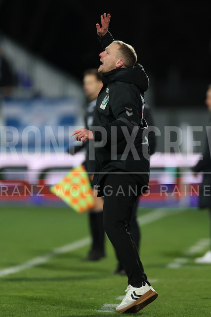 TSV Egger Glas Hartberg vs SV Oberbank Ried – Austrian Bundesliga Match | The image shows headcoach Maximilian Senft (Ried) gives instructions, at the Bundesliga match TSV Hartberg vs SV Ried at Profertil Arena Hartberg. 22.11.2025