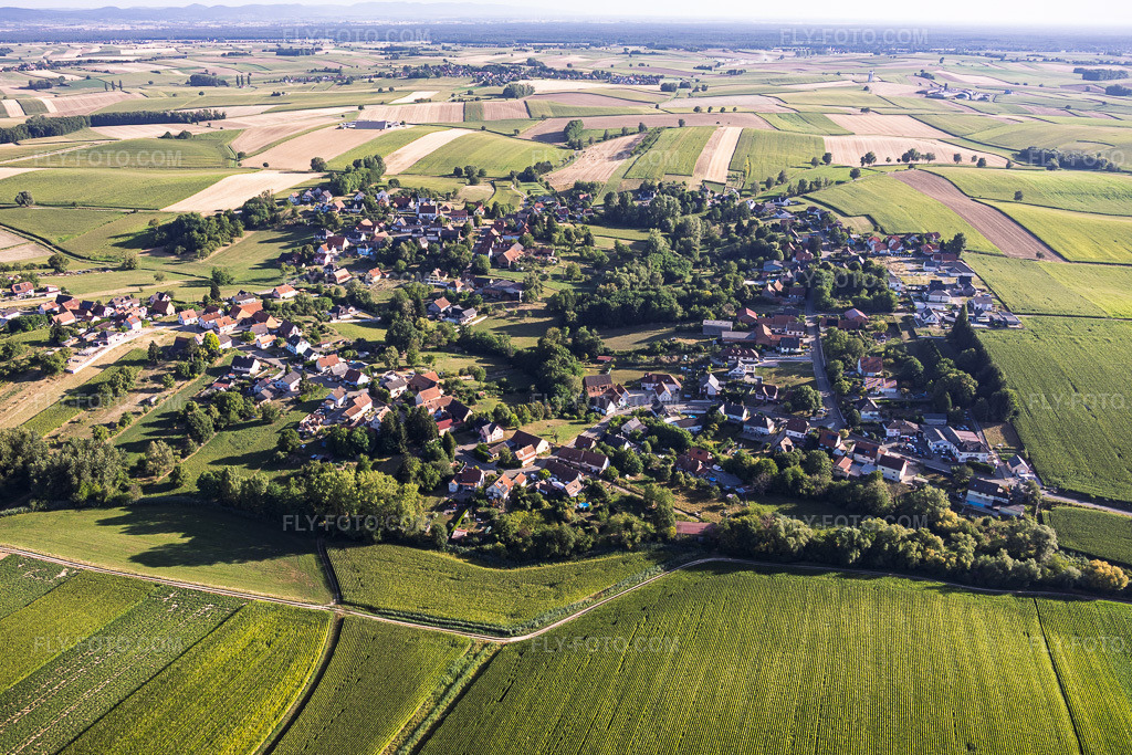 Aerial view: View of the town from the south in Eberbach-Seltz in the state Bas-Rhin, France. – Photo: IMG_158261.jpg taken on 07/25/2026 by Werner Riehm/FLY-FOTO.com – Resolution of the original: 5672 x 3781 px